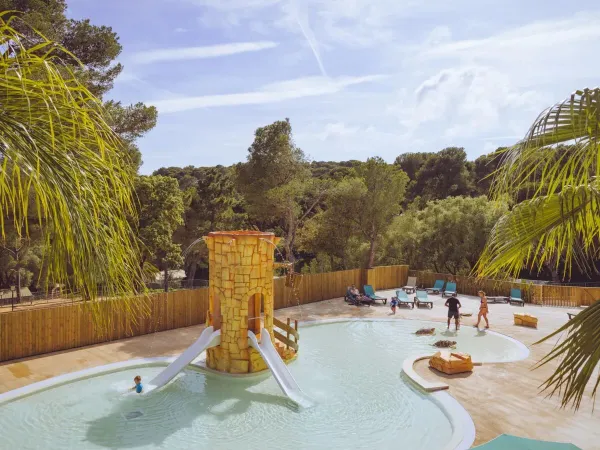 Una panoramica della piscina per bambini del campeggio Roan Internacional de Calonge.