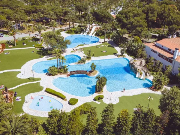 Panoramica della piscina e della vasca per bambini del campeggio Roan Playa Montroig.