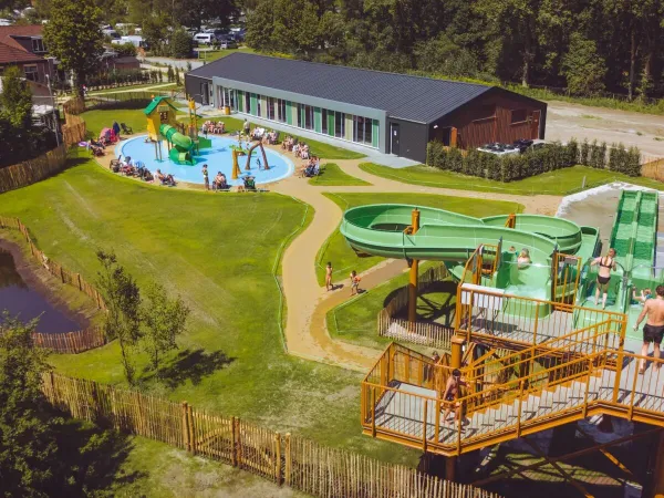 Panoramica della nuova piscina coperta, del parco giochi acquatici e degli scivoli del Marvilla Parks Kaatsheuvel.