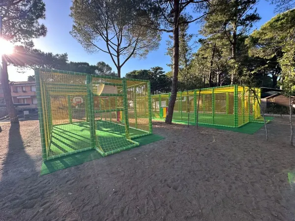 Gabbia per il calcio e il basket al campeggio Roan Del Forte.