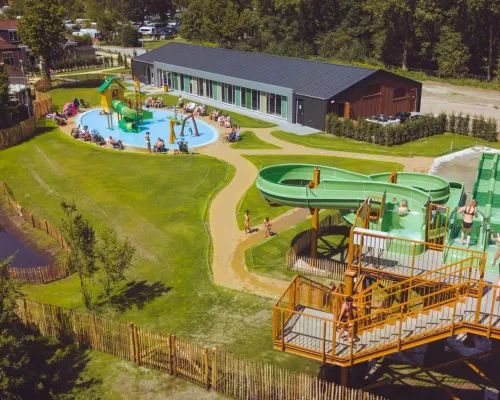 Panoramica della nuova piscina coperta, del parco giochi acquatici e degli scivoli del Marvilla Parks Kaatsheuvel.